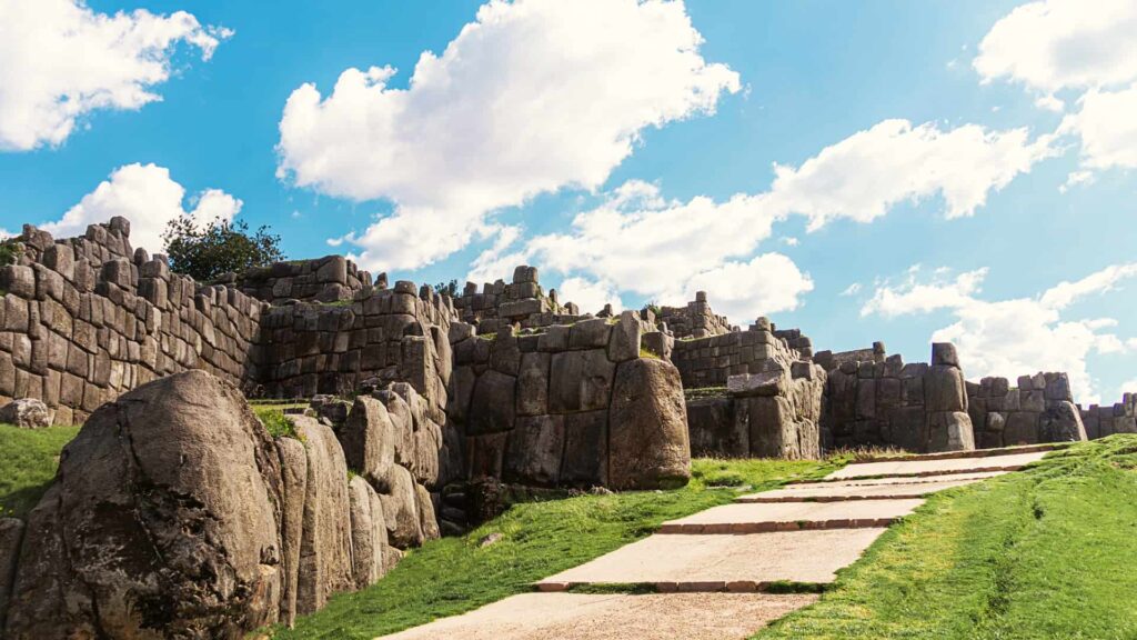 Muros megalíticos de Sacsayhuamán en el recorrido de la tarde por Cusco