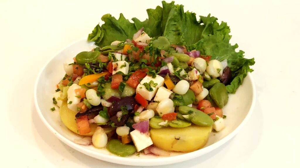 Solterito cusqueño, ensalada andina de habas, choclo, queso fresco, cebolla, tomate y rocoto