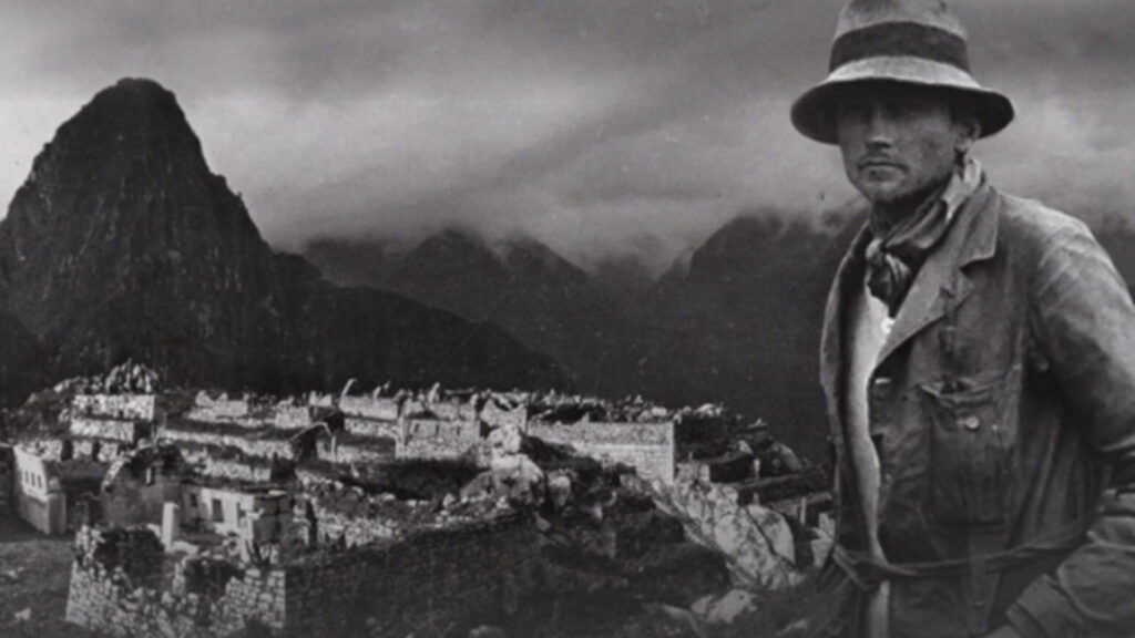 Retrato de Hiram Bingham frente a Machu Picchu, el explorador que dio a conocer la ciudadela al mundo en 1911