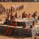 Representación del Inti Raymi en Sacsayhuamán, una de las festividades incas más importantes, con danzas, rituales y vestimenta tradicional. - Cusco tu destino Travel