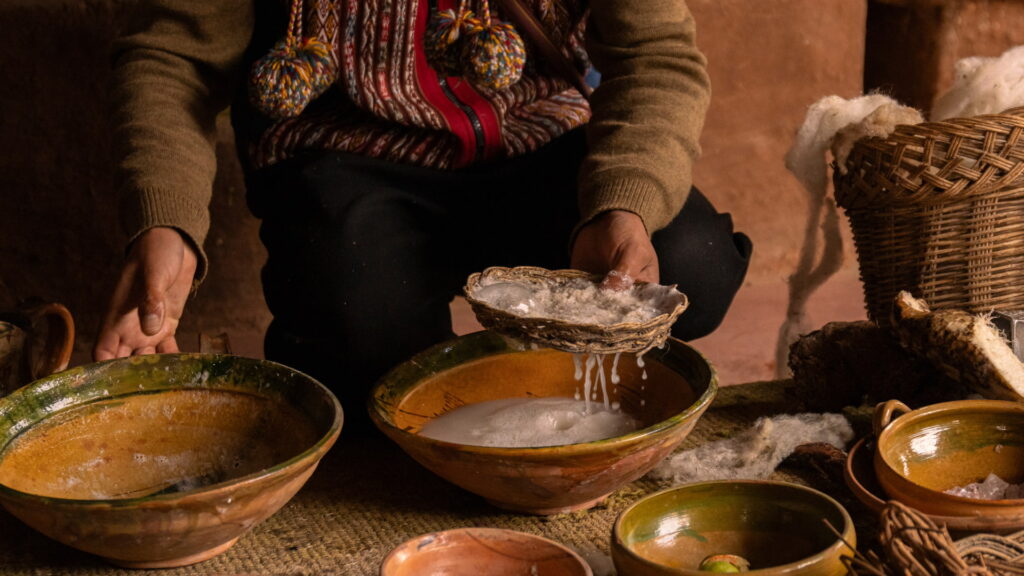 Lavado tradicional de lana de oveja y alpaca en un centro textil andino de la región Cusco