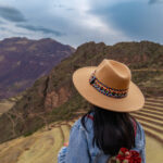 Viajera observando los andenes de Pisac en el Valle Sagrado