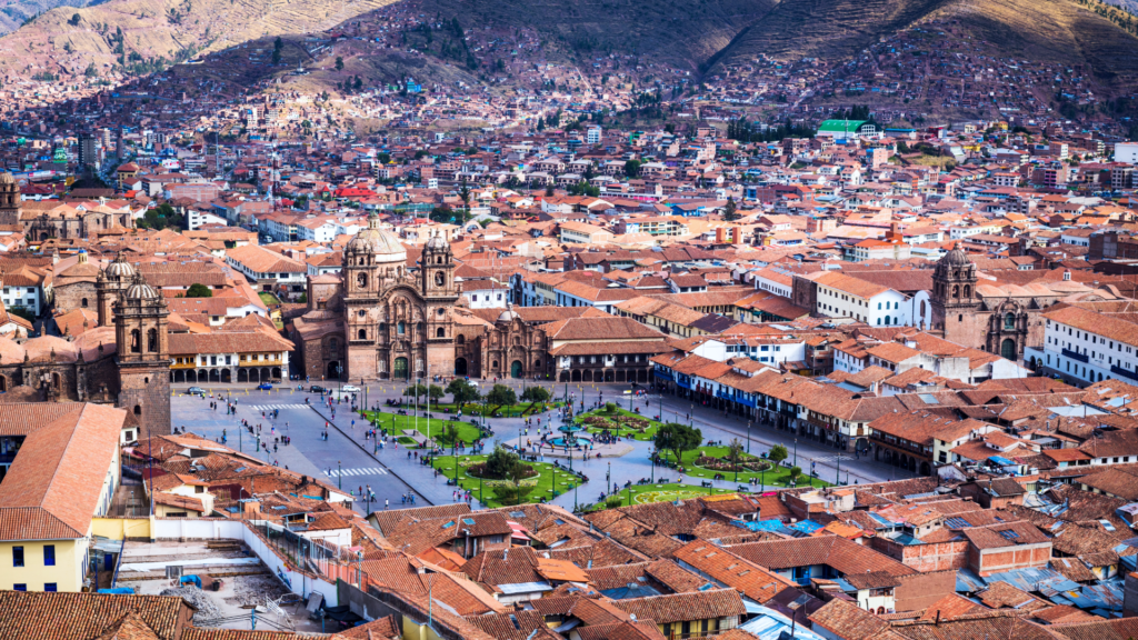 Vista panorámica de la Plaza de Armas de Cusco con la Catedral, la Compañía de Jesús y los tejados del centro histórico