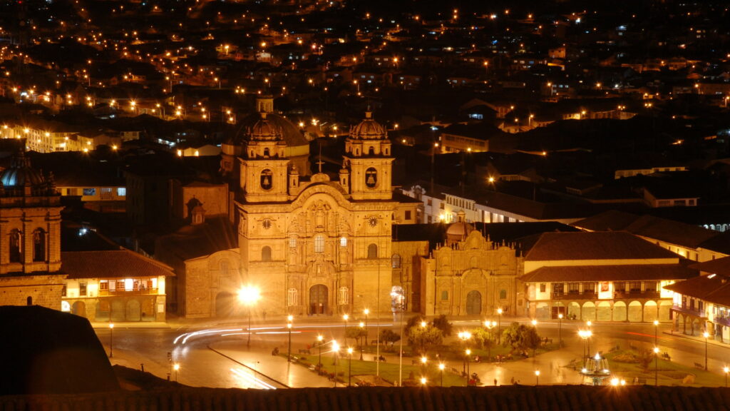 Plaza de Armas del Cusco de noche, antiguo centro del Tawantinsuyo