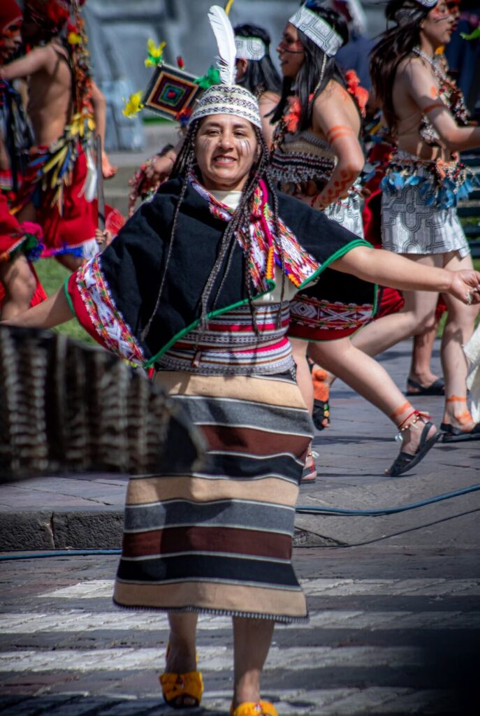 Danzante con traje tradicional bajo la luz del mediodía en Cusco