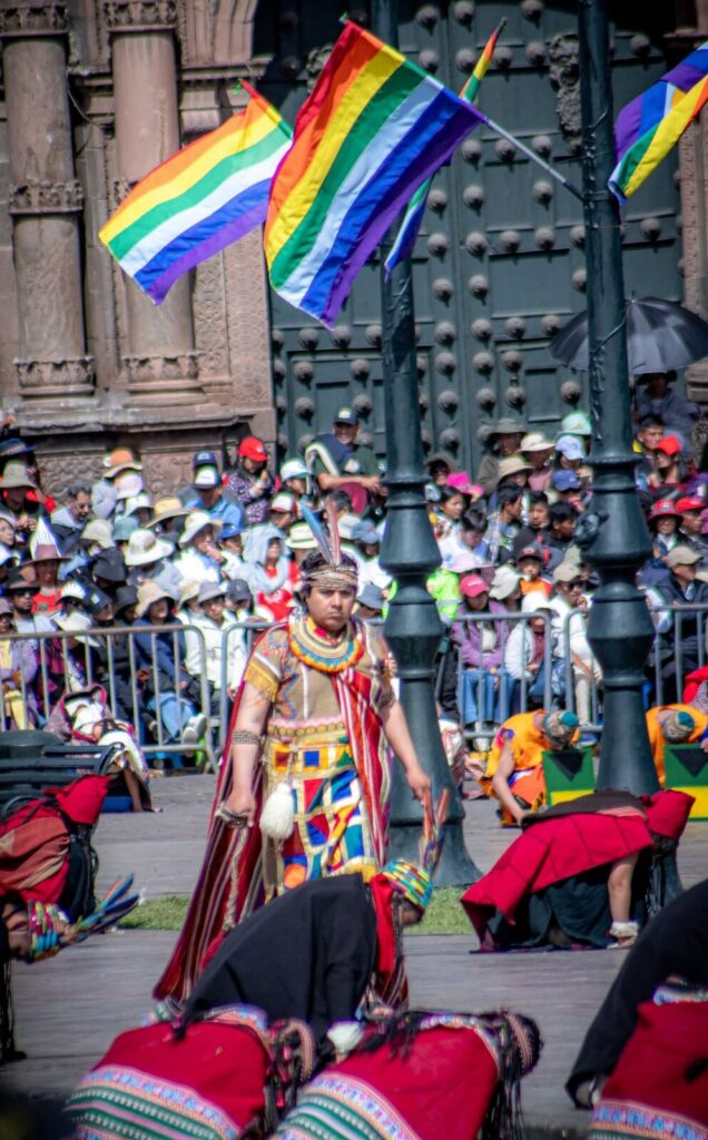 Representación del Inca en la Plaza de Armas del Cusco, con la bandera del Cusco, durante el Inti Raymi