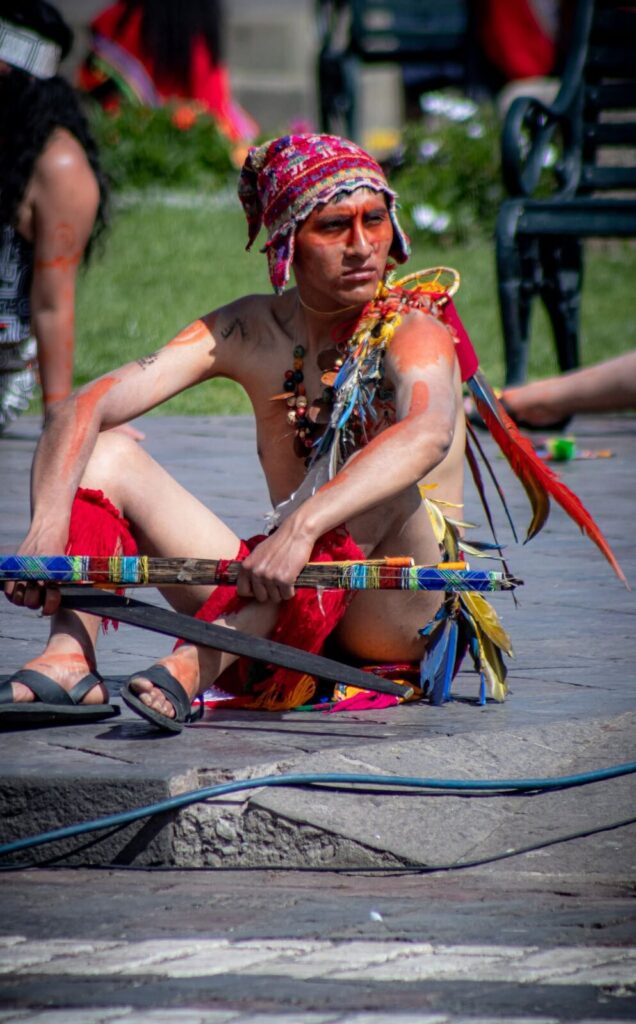 Joven con atuendo de guerrero inca en una representación en Cusco