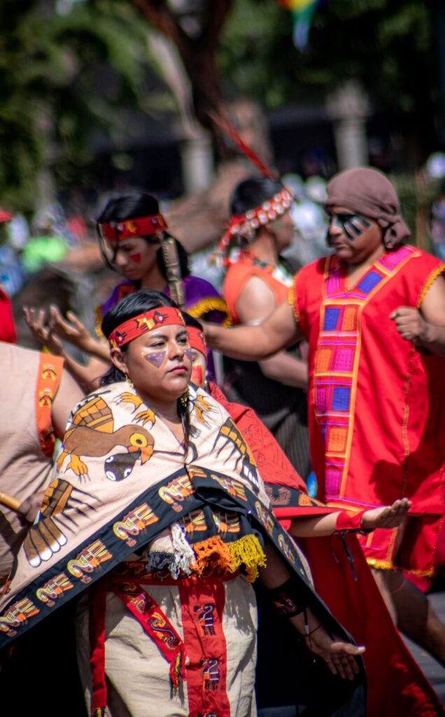 Mujer con vestimenta inca llevando una manta ceremonial en el Inti Raymi