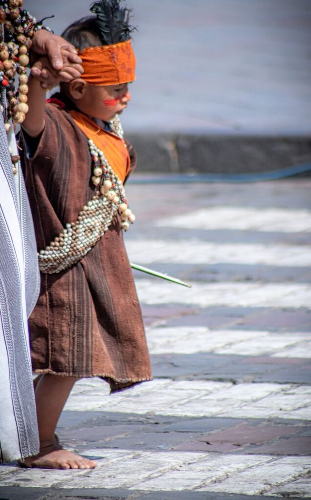 Niño con vestimenta andina en una celebración en Cusco