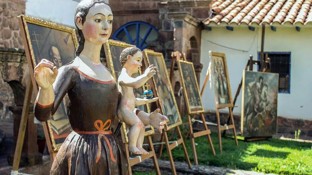 Arte religioso colonial con esculturas y pinturas expuestas en Cusco