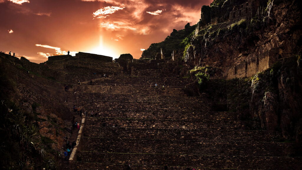 Atardecer sobre las terrazas incas de Ollantaytambo en el Valle Sagrado