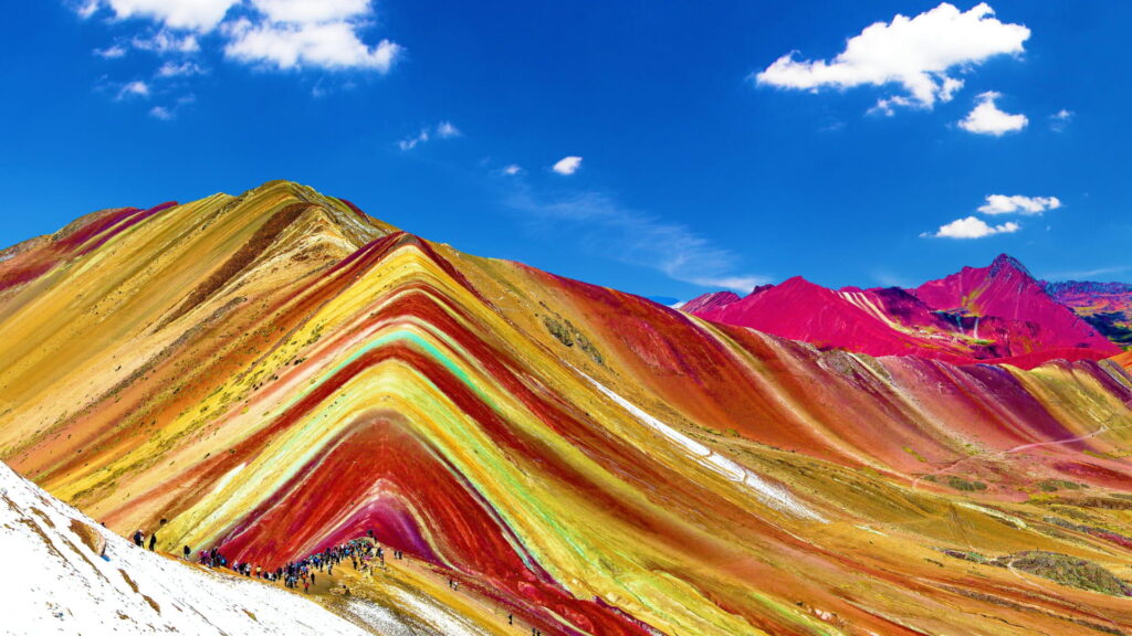Franjas de colores de la Montaña de 7 Colores (Vinicunca) bajo un cielo despejado