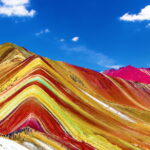 Vista panorámica de Vinicunca que revela la Geología de Vinicunca con colores naturales - Cusco tu Destino Travel