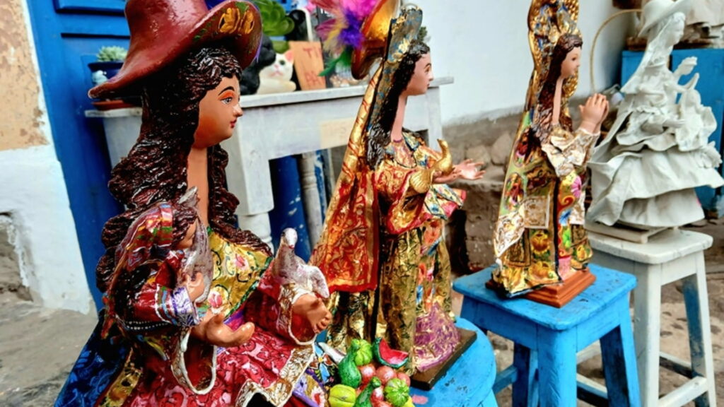 Imágenes de vírgenes andinas policromadas elaboradas a mano por artesanos de Cusco