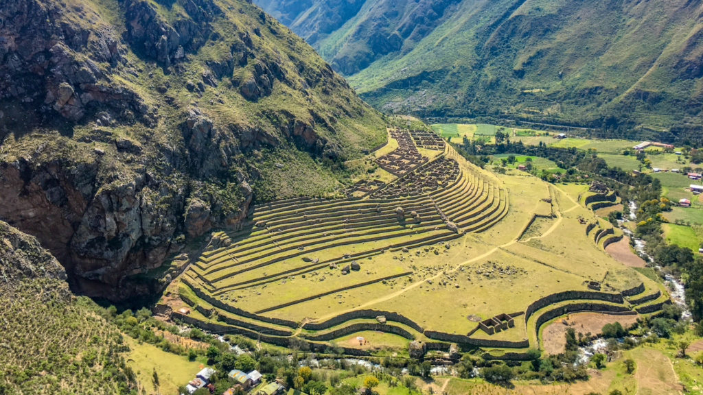 Vista aérea del sitio inca de Llactapata con terrazas agrícolas en el inicio del Camino Inca