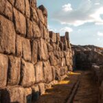 Piedras milenarias de Sacsayhuamán bañadas por el sol, destacando Amaneceres y atardeceres en Cusco - Cusco tu Destino Travel