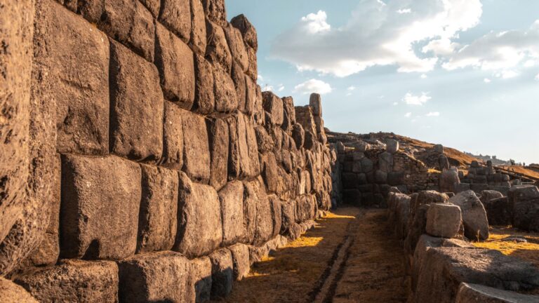 Piedras milenarias de Sacsayhuamán bañadas por el sol, destacando Amaneceres y atardeceres en Cusco - Cusco tu Destino Travel