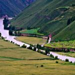 Vista panorámica del rio Urubamba serpenteando entre campos agrícolas en el Valle Sagrado - Cusco tu Destino Travel