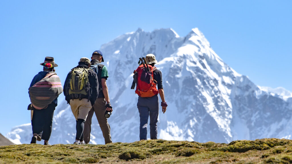 Caminantes y pobladores locales en ruta hacia el nevado Ausangate
