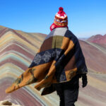 Viajero frente a la Montaña de Siete Colores observando la Geología de Vinicunca en todo su esplendor - Cusco tu Destino Travel