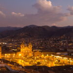Panorámica de la Plaza de Armas de Cusco al atardecer, resaltando Amaneceres y atardeceres en Cusco - Cusco tu Destino Travel