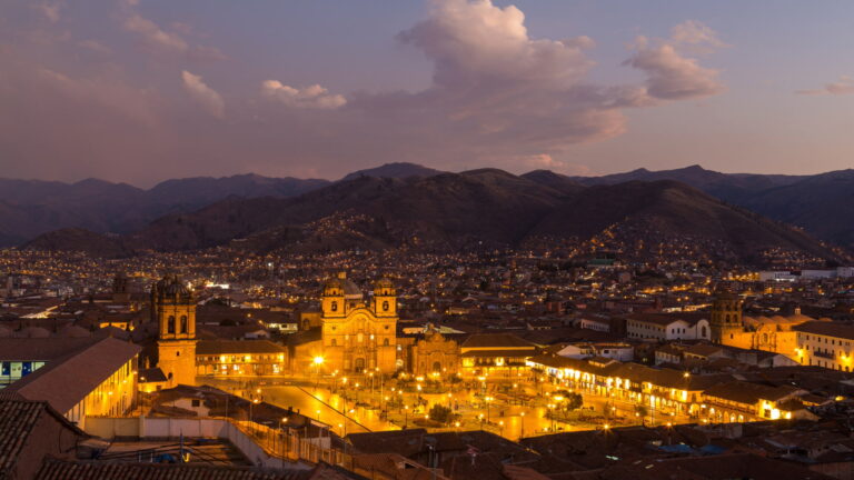Panorámica de la Plaza de Armas de Cusco al atardecer, resaltando Amaneceres y atardeceres en Cusco - Cusco tu Destino Travel
