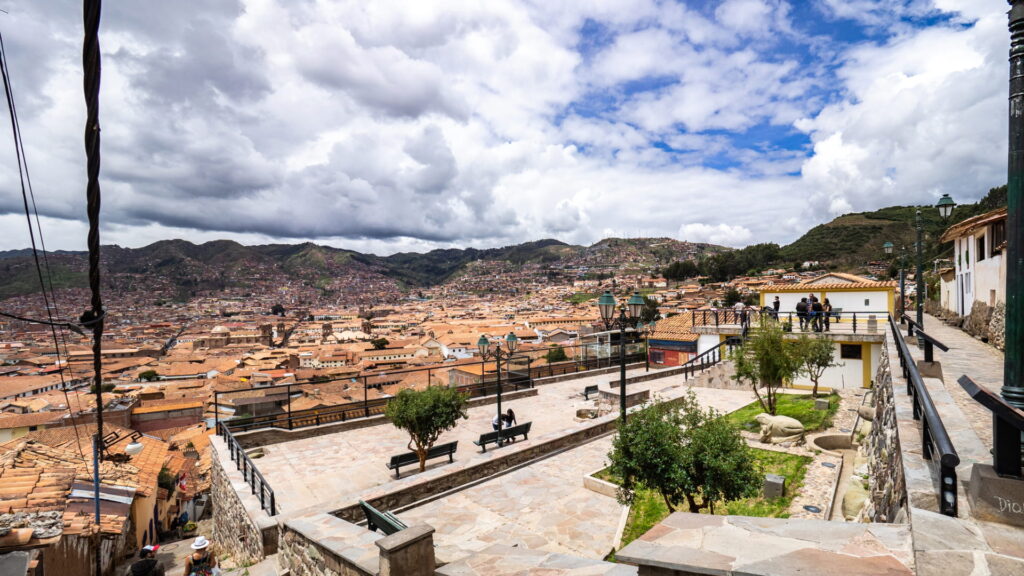 Vista panorámica de Cusco desde el mirador de San Cristóbal, con los tejados del centro histórico y las montañas al fondo