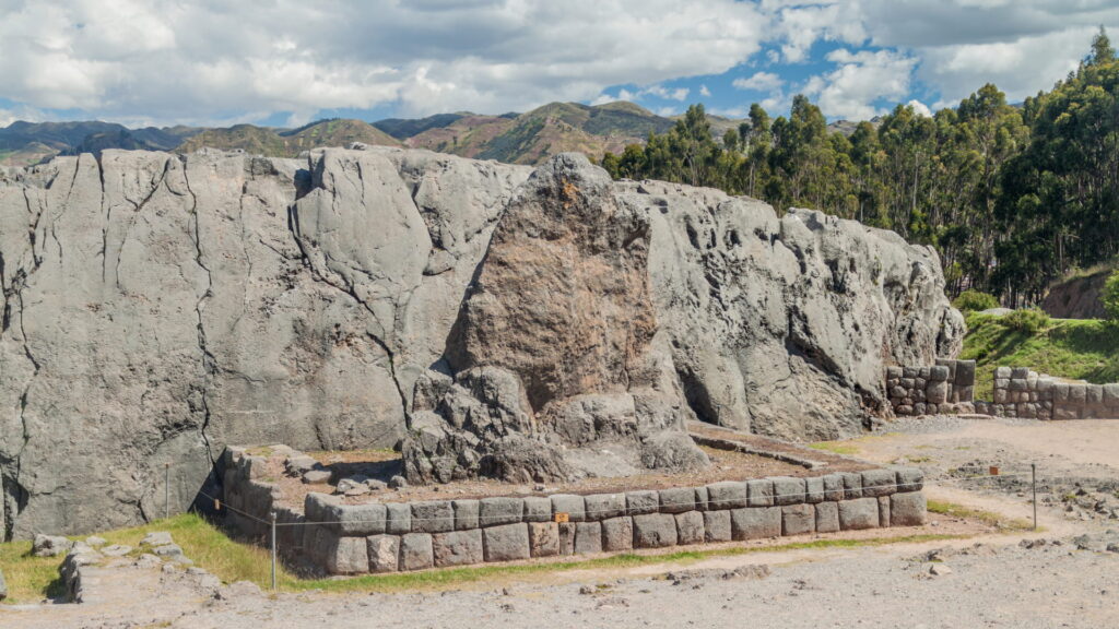 Formaciones rocosas talladas en Q'enqo, sitio ceremonial ligado a las leyendas del Cusco
