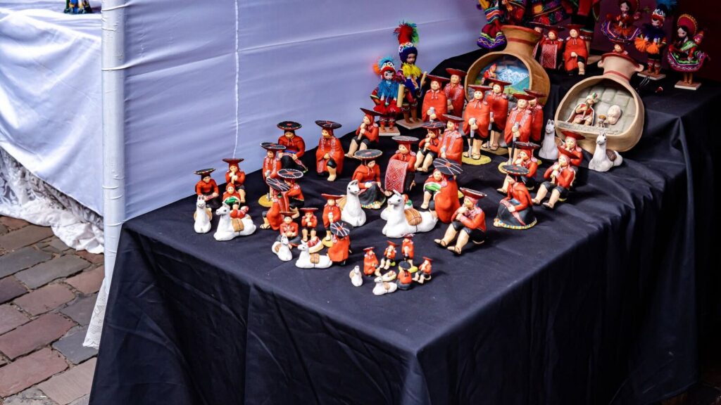 Figuras de cerámica cusqueña pintadas a mano en una feria artesanal