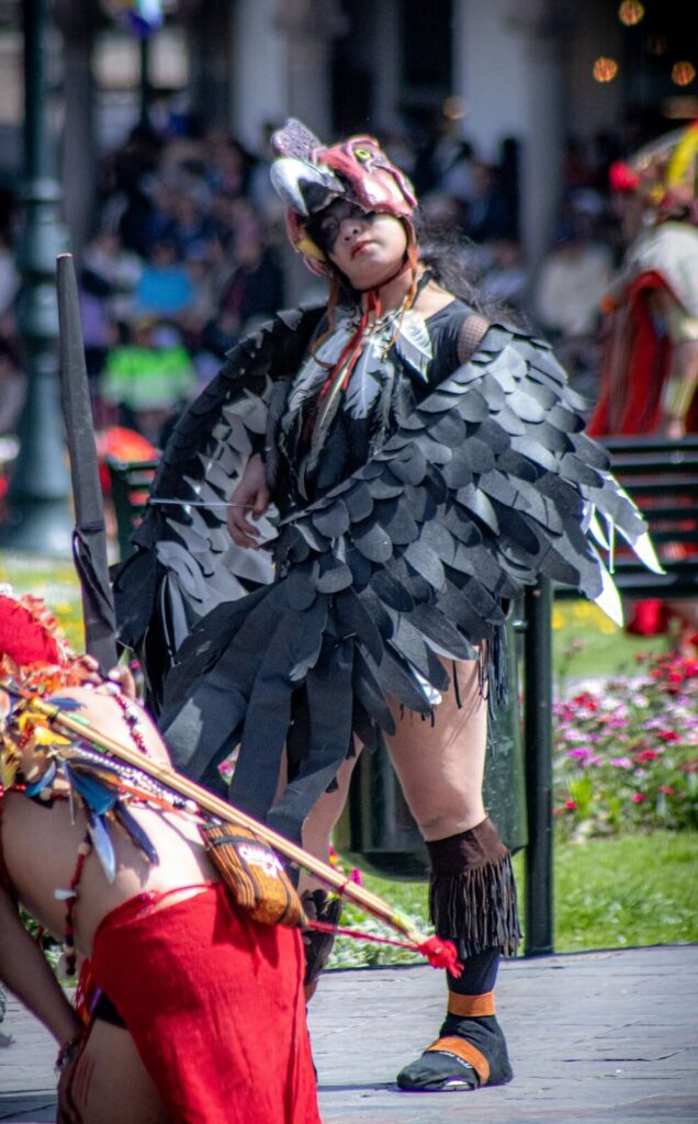 Danzante con traje de cóndor en una celebración en Cusco