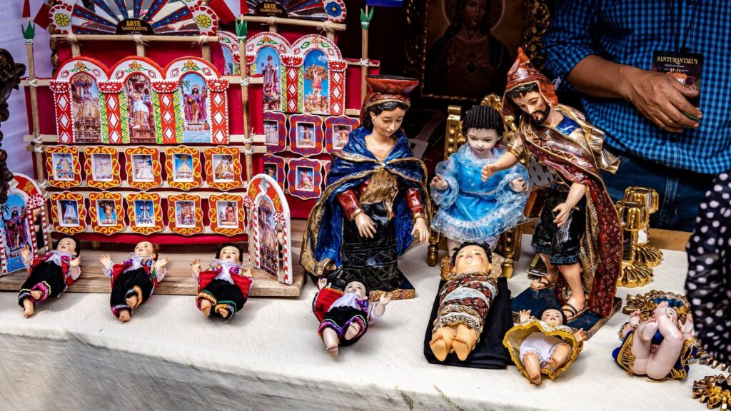 Retablo y Niños Manuelitos en la feria de Santurantikuy en Cusco