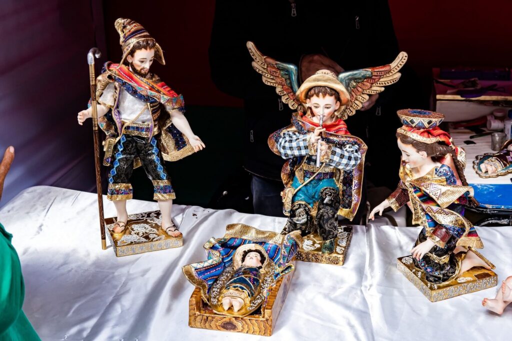 Detalle de ángeles y santos de imaginería cusqueña con acabados finos