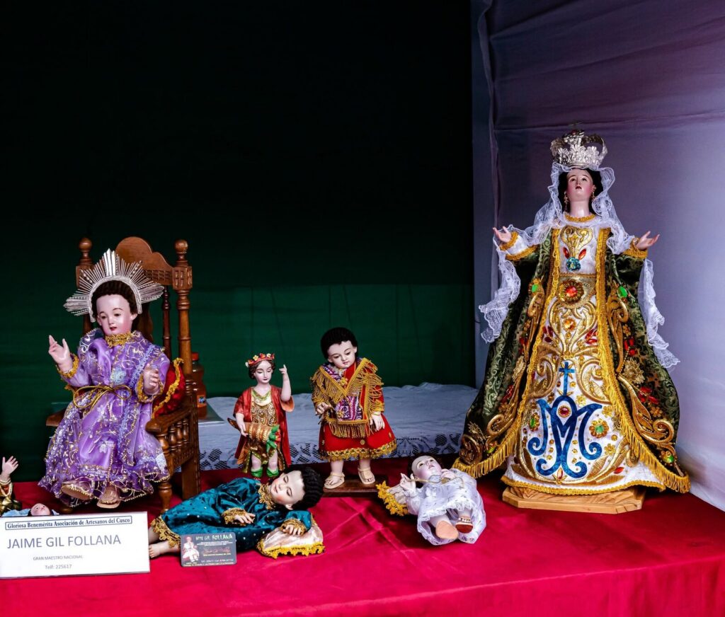 Imaginería cusqueña: Virgen y Niño Jesús de tradición virreinal en una feria de Cusco