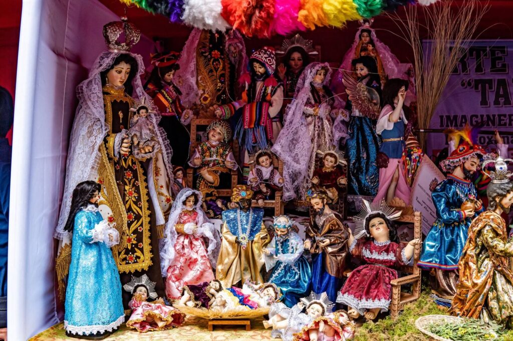 Nacimiento andino con figuras de imaginería cusqueña