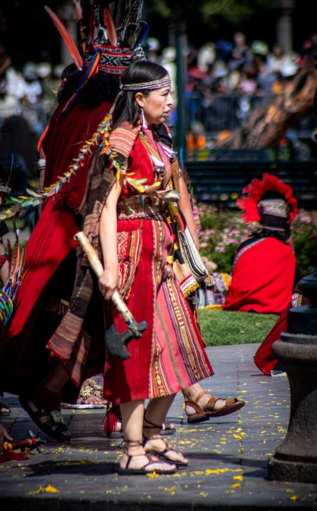 Mujer con vestimenta inca durante una representación en la Plaza de Armas del Cusco