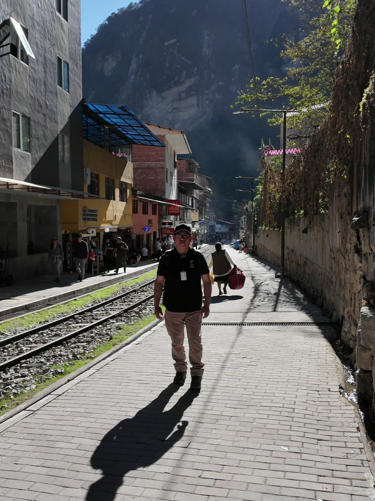 Aguas Calientes: de la estación de tren a la plaza y al bus