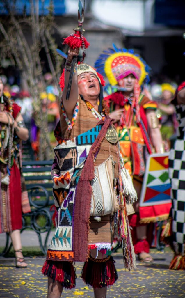 Danzantes con trajes incas en la Plaza de Armas del Cusco durante el Inti Raymi