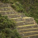Mosaicos de llamas hechos con piedras blancas que decoran los muros de los andenes agrícolas incas en la zona sagrada de Choquequirao.
