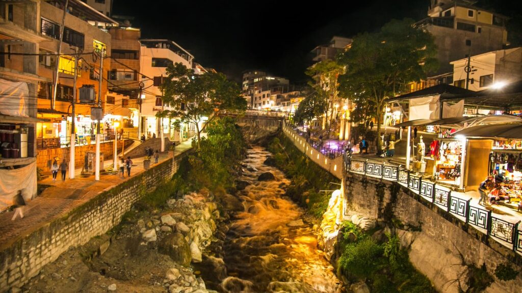 Aguas Calientes de noche, el pueblo a los pies de Machu Picchu