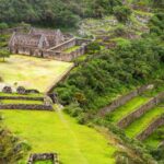 Vista panorámica de la plaza principal y las terrazas agrícolas incas del sitio arqueológico de Choquequirao, rodeado de vegetación andina.