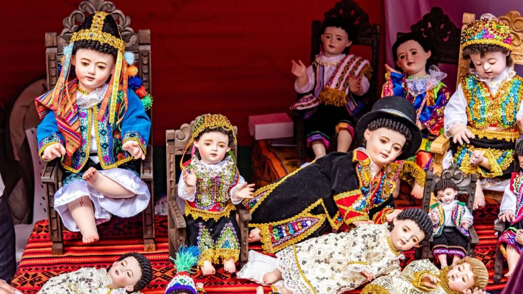Imágenes del Niño Manuelito con trajes andinos en la feria navideña del Cusco