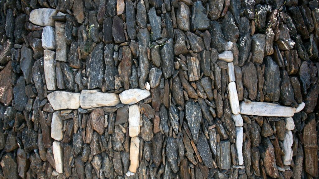 Detalle del muro de piedra inca en Choquequirao con figuras de llamas hechas con rocas blancas, ubicadas en las Terrazas de las Llamas del Sol.