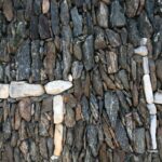 Detalle del muro de piedra inca en Choquequirao con figuras de llamas hechas con rocas blancas, ubicadas en las Terrazas de las Llamas del Sol.