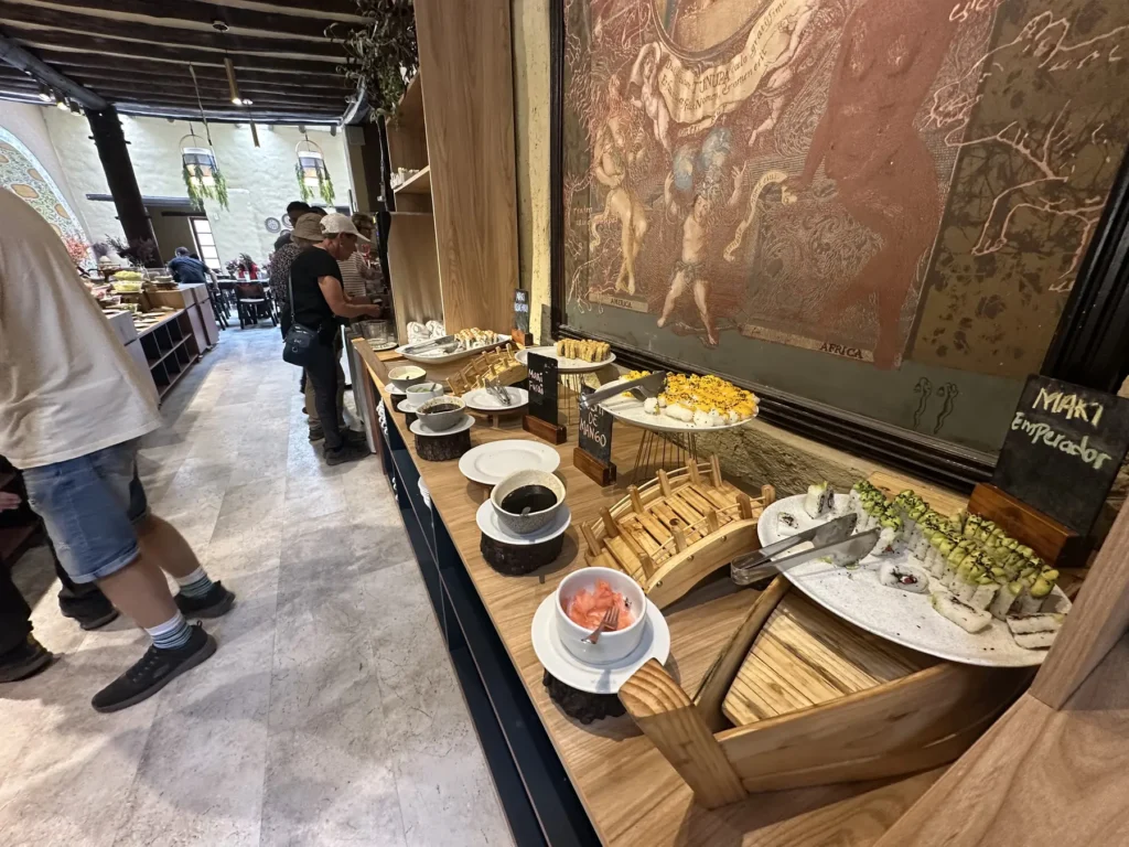 Mesa del almuerzo buffet en un restaurante de Urubamba durante el tour al Valle Sagrado