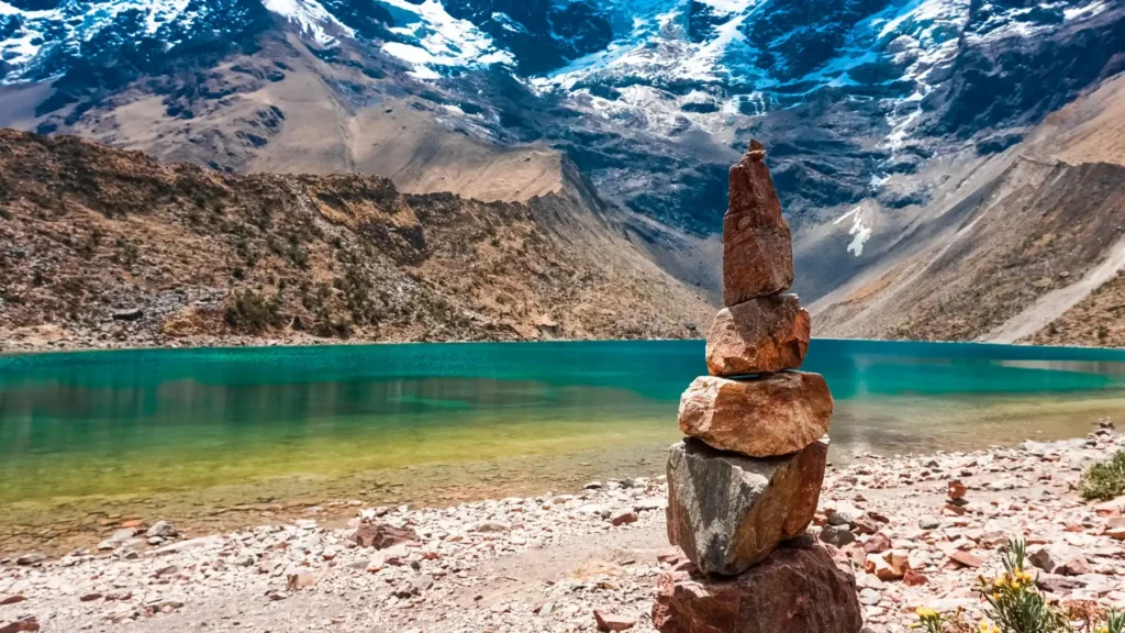 Apacheta de piedras apiladas junto a la Laguna Humantay
