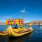 Balsa de totora de los Uros navegando en el lago Titicaca