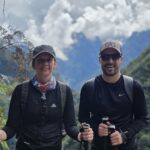 Caminantes con bastones de trekking en el Camino Inca de 2 días