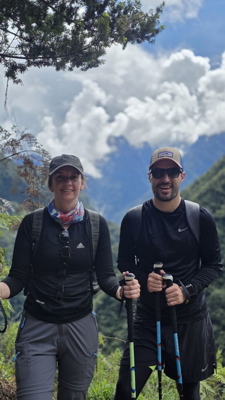 Caminantes con bastones de trekking en el Camino Inca de 2 días