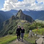 Caminantes llegando a Machu Picchu por el Camino Inca, con el cañón del Urubamba