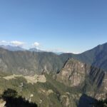 Caminantes llegando al Intipunku, con Machu Picchu y Huayna Picchu al fondo